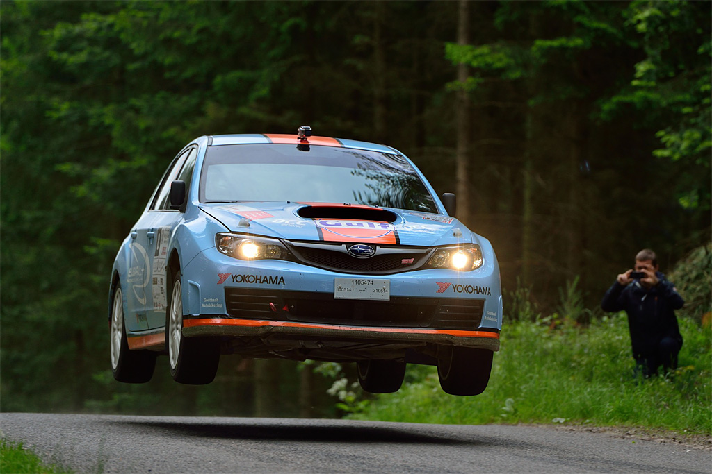 Efter at have flikket en hjemmelavet gearstang sammen var Max Christensen og Preben Jensen næsthurtigste danskere på anden gennemkørsel af Lindum Skov. Her er de flyvende over en af prøvens bakketoppe.
(Foto: Michael Eisenberg)